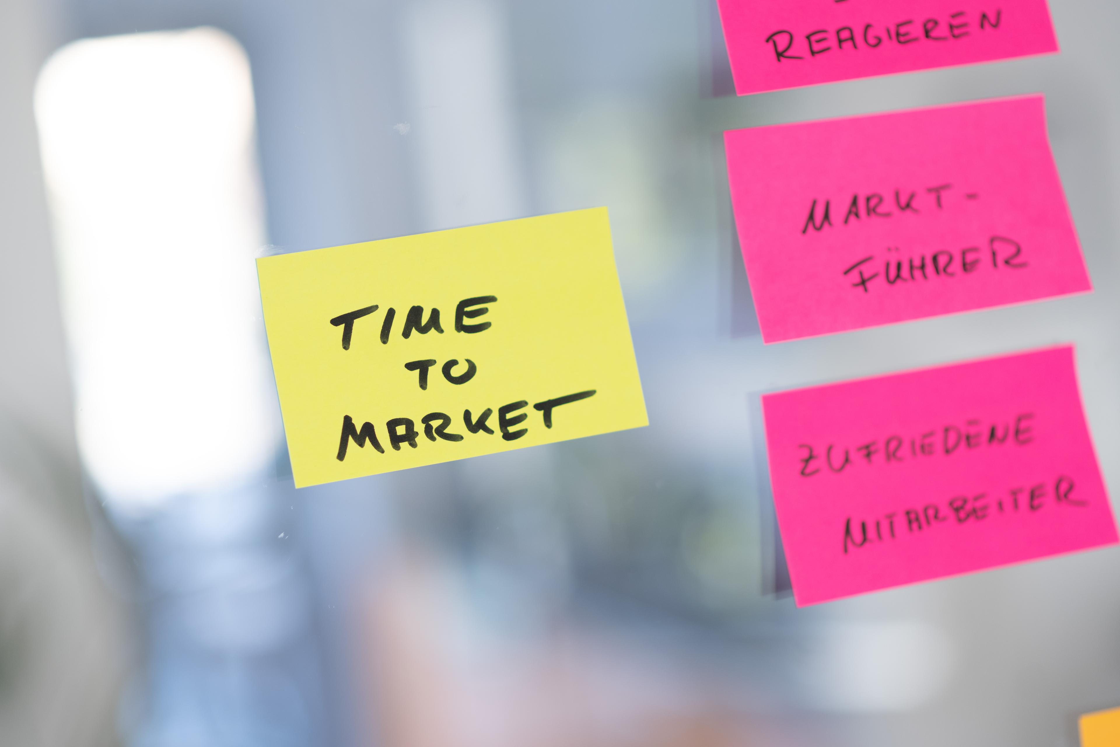 Post-Its an einer Glas Wand - eines ragt besonders heraus - Time to Market