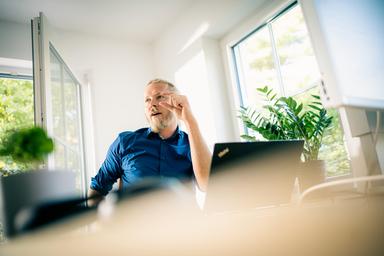 blonder Mann erklärt etwas