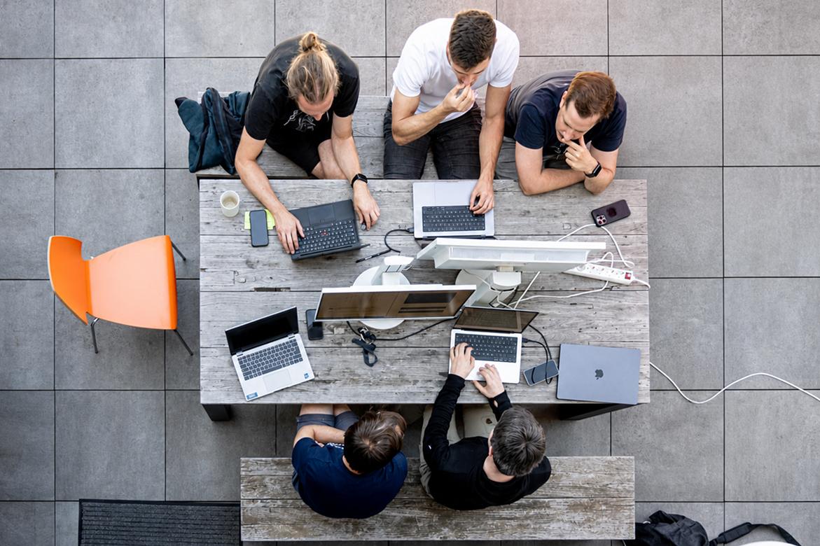 Team in kollaborativer Arbeitsrunde aus der Vogelperspektive