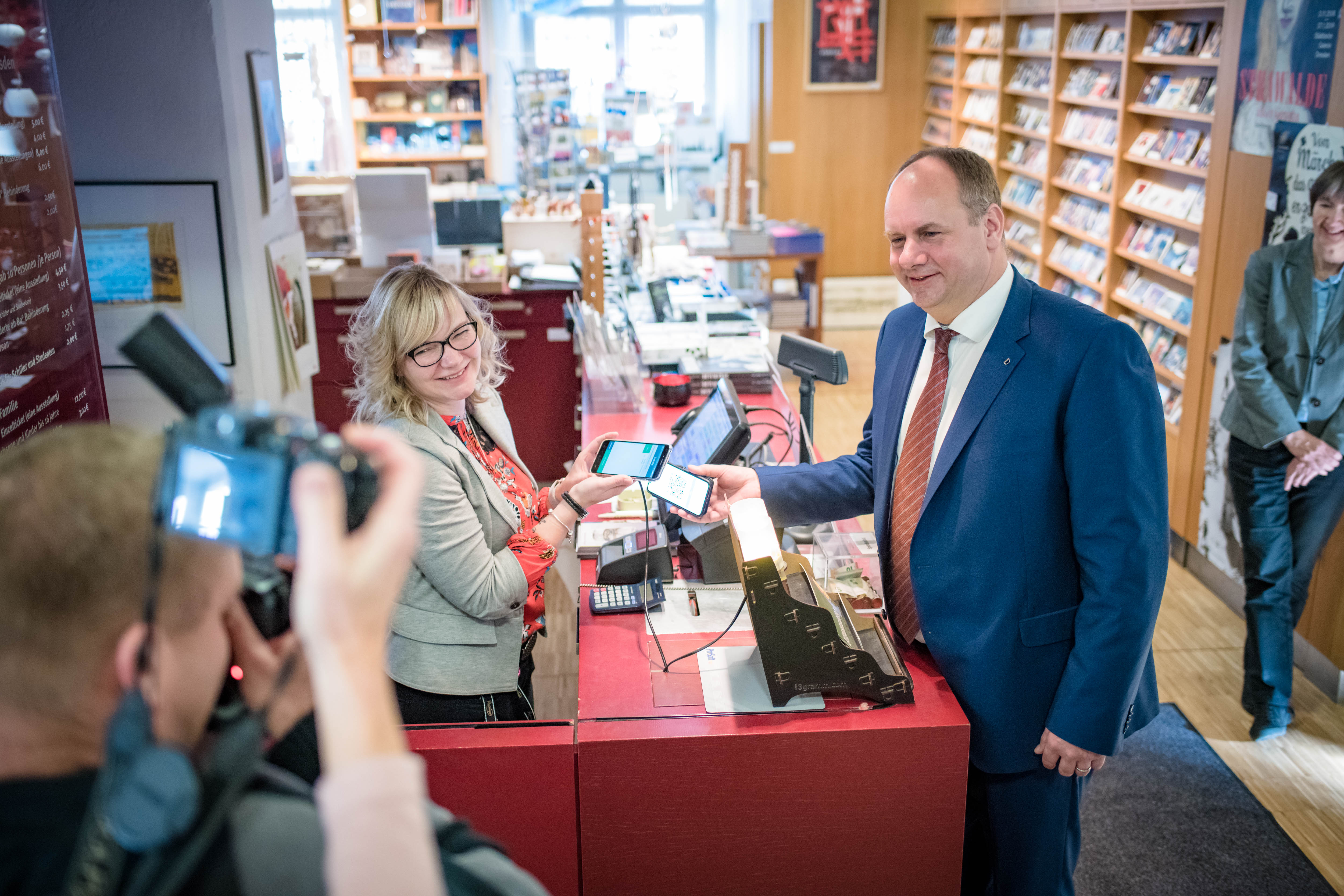 Oberbürgermeister Dirk Hilbert löst das erste Ticket